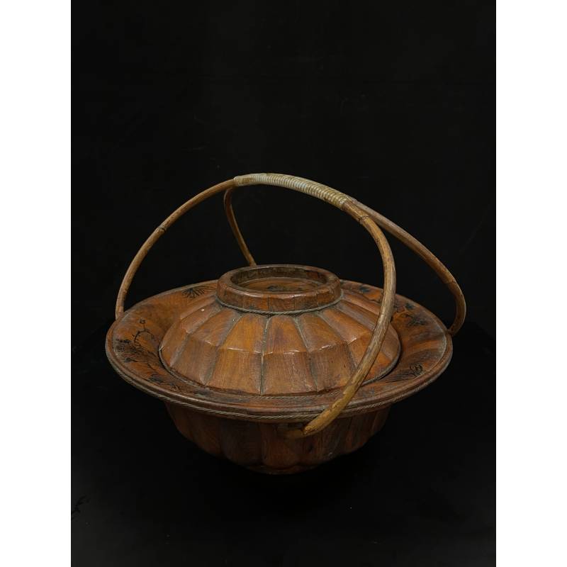 Old wooden basket with lid- CO268