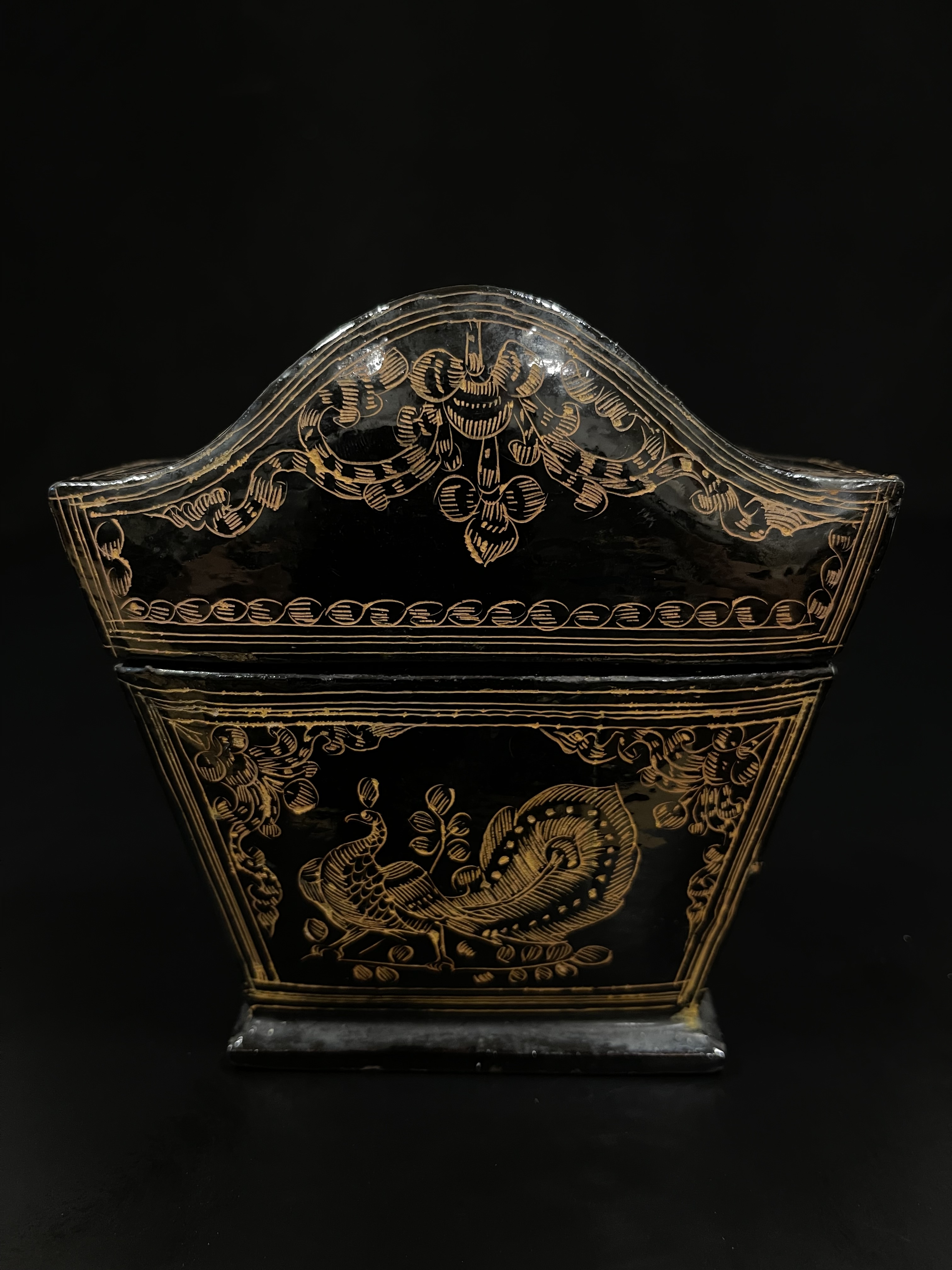 Black lacquer wood box with peacocks motifs -  Ms16474