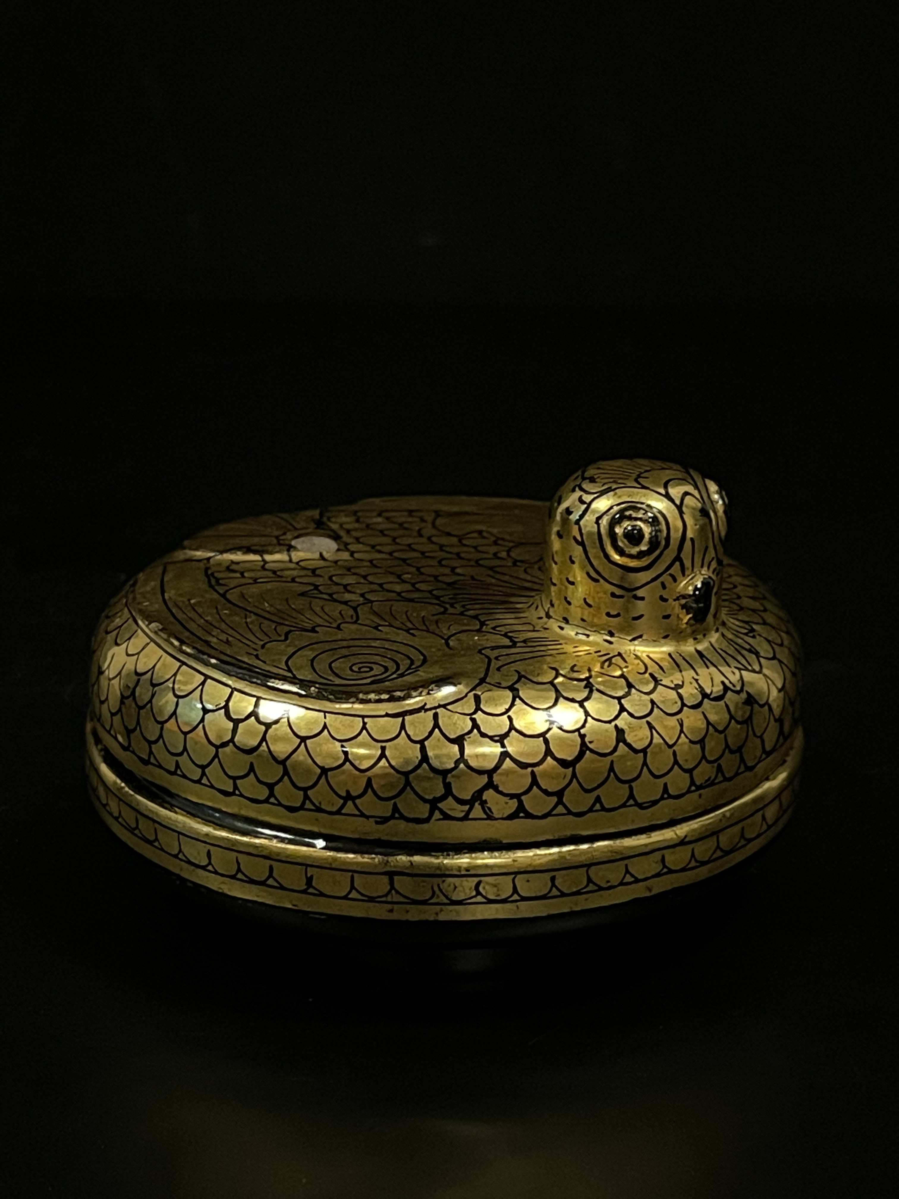 Gold leaf lacquer bamboo powder box in owl shape- Ms16486